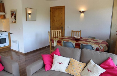 Le Devoluy Apartment | Ski-in/ski-out & foot of the slopes, 3rd floor, view mountain, tv, 50m², La Joue du Loup
