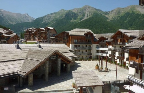 Les Orres Apartment | Ski-in/ski-out & foot of the slopes, 3rd floor, fitness, swimming pool, sauna, balcony, tv