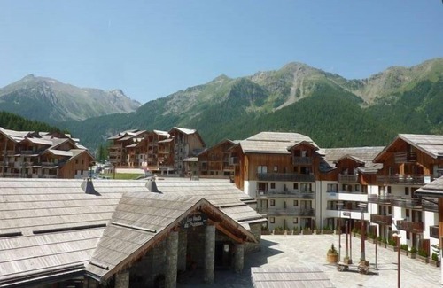 Les Orres Apartment | Ski-in/ski-out & foot of the slopes, 3rd floor, fitness, swimming pool, sauna, balcony, tv