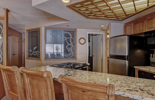 Peak 9 Condo | Ski in/Ski Out! In Room Jacuzzi!