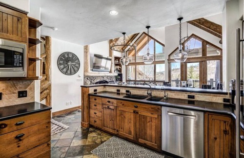 Avon Cabin | Ski-in/Ski-out Luxe Lofted Condo in Bachelor Gulch