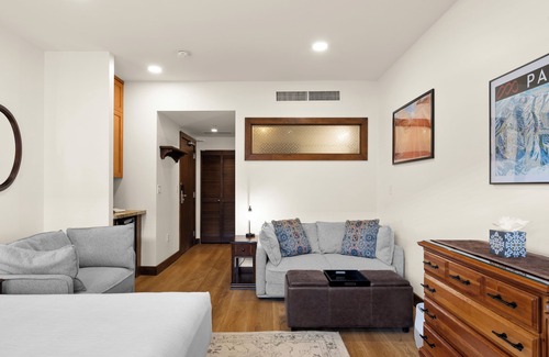 Park City Hotel | Ski-in/Ski-Out Room for 4 -Pool, Hot Tub, Fire Pits, and more!