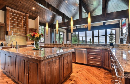 Park City House | Ski-in/Ski-out Slope-side Luxe Chalet . Moments from Park City in The Colony.