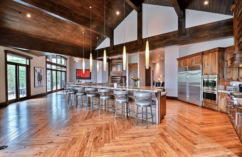 Park City House | Ski-in/Ski-out Slope-side Luxe Chalet . Moments from Park City in The Colony.