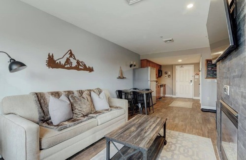 Vernon Condo | Ski-In/Ski-Out, Waterpark & Biking fun- Just Steps Away!