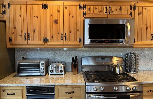 Baderville Cabin | Ski Retreat and Summer Heavan - PeakView Log Cabin in the Woods