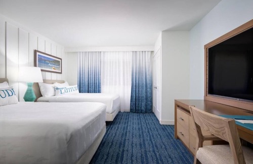 South Lake Tahoe Hotel | Ski, Soak & Sip Cocktails: Experience Diverse Pleasures in One Spot