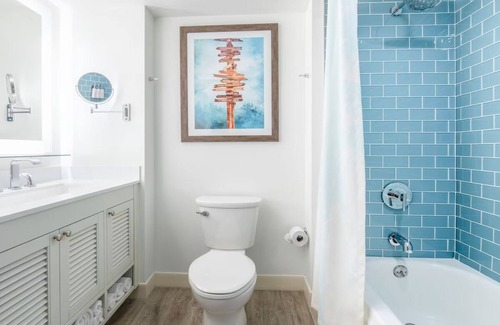 South Lake Tahoe Hotel | Ski, Soak & Sip Cocktails: Experience Diverse Pleasures in One Spot