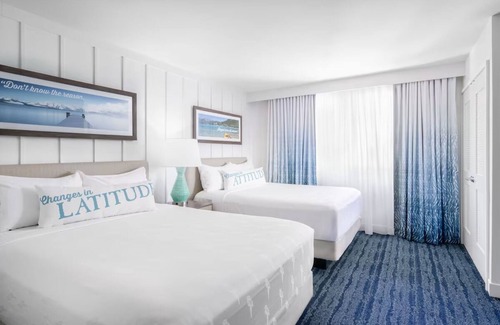South Lake Tahoe Hotel | Ski, Soak & Sip Cocktails: Experience Diverse Pleasures in One Spot