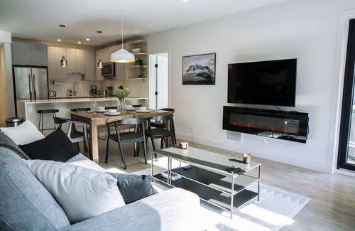Revelstoke Condo | Ski & Tee Retreat - Bright Three Bedroom + Hot Tub