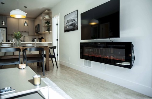 Revelstoke Condo | Ski & Tee Retreat - Bright Three Bedroom + Hot Tub