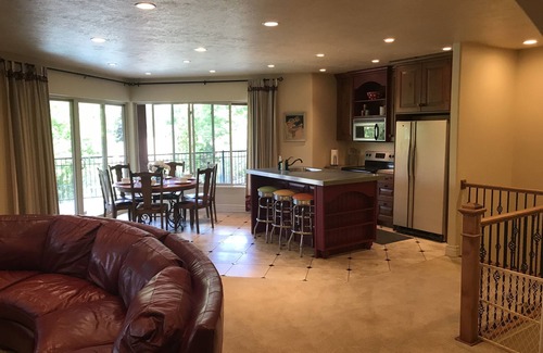 Sandy House | Skier’s dream! Gorgeous mountain views!
