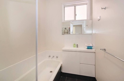 Busselton House | Skippers- 650m from Beach
