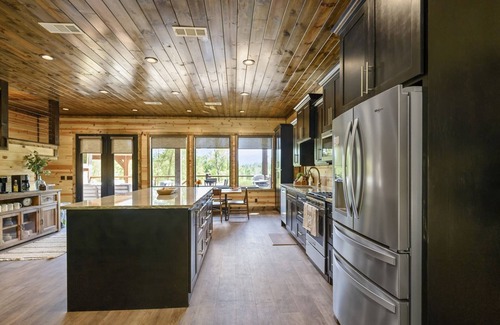 Hochatown Cabin | Skippin`Rocks|Pond view|Sleeps 18|Multiple Decks