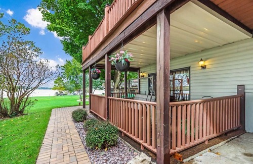 Mosinee Cabin | Skipping Rock Retreat, Mosinee WInCompletely updated lakefront get-away.