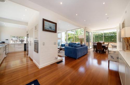 Portsea House | Skomer House Portsea with gas heated pool. Steps to beach and Portsea Pub