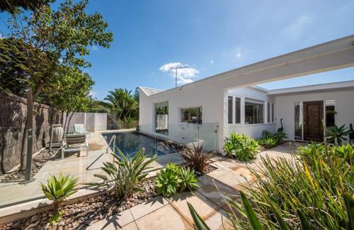 Portsea House | Skomer House Portsea with gas heated pool. Steps to beach and Portsea Pub