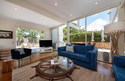 Portsea House | Skomer House Portsea with gas heated pool. Steps to beach and Portsea Pub