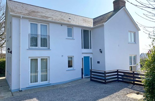 Haverfordwest House | Skomer View, Holiday Home Roch, Nr Newgale, Sleeps 10, 4 bedrooms, bathrooms