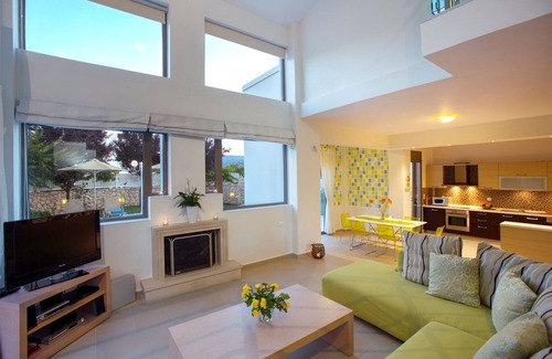 Pikris Villa | Skouloufia Villas 1 - Three Bedroom Villa, Sleeps 8