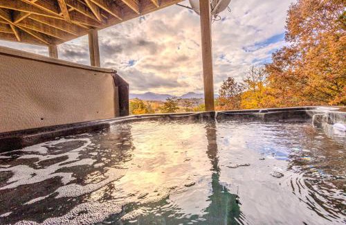Bryson City Ski Chalet | Sky Bear Lodge at Three Little Bears Retreat
