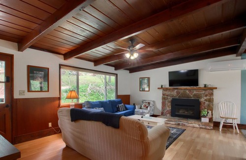 Oakhurst Cottage | Sky Ranch Cottages - Blue Door