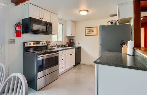 Oakhurst Cottage | Sky Ranch Cottages - Blue Door