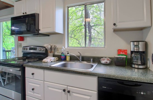 Oakhurst Cottage | Sky Ranch Cottages - Blue Door