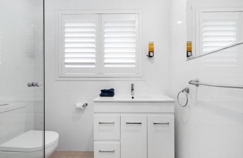 Malua Bay Apartment | Skyes Beach House - Downstairs Accommodation