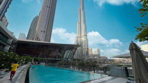 Downtown Dubai Apartment | SkyHigh 2BR Burj Views Steps to Dubai Mall