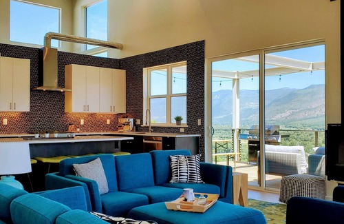 Trimble Villa | SKYHOUSE BASECAMP modern+views+explore+adventuren