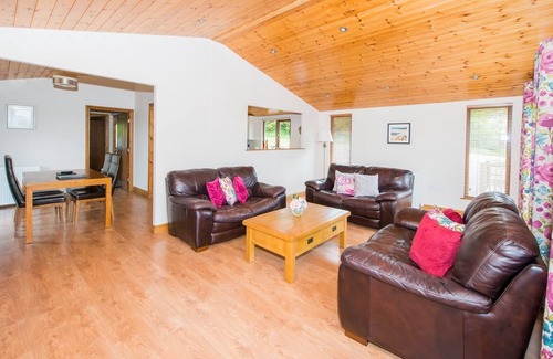 Cupar House | Skylark Lodge with Hot Tub near Cupar, Fife