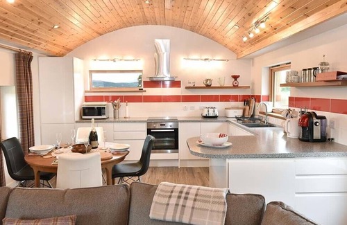 Dingwall Cabin | SKYLARKS, pet friendly, with a garden in Dingwall