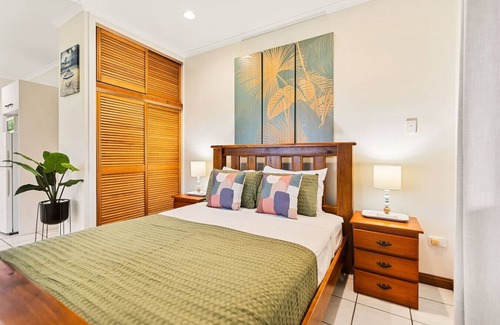 Edge Hill House | Skyline Cairns, 1BR Guesthouse - 10 mins to City