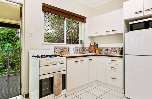 Edge Hill House | Skyline Cairns, 1BR Guesthouse - 10 mins to City