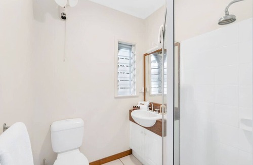Edge Hill House | Skyline Cairns, 1BR Guesthouse - 10 mins to City