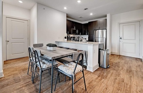 East Oak Hill Apartment | Skyline Views 2Bed/2Bath Apt w/ Parking, 1G Wifi, EV Charging