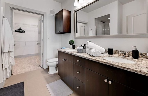 East Oak Hill Apartment | Skyline Views 2Bed/2Bath Apt w/ Parking, 1G Wifi, EV Charging