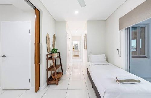 Darwin City Centre Apartment | Skytower Wonder Ocean View Balcony - Pool - Office