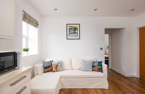 North Kensington Apartment | Skyvillion - 2 Bed Apartment in Ladbroke Grove