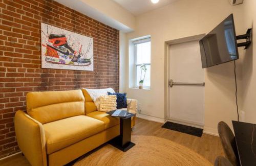 Downtown Montreal Apartment | Sleek 2BR in Heart of Downtown Montreal