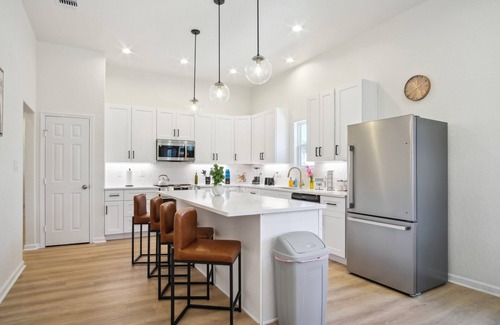Denver Heights Cottage | Sleek 4br/3ba Urban Living w/Downtown Views!