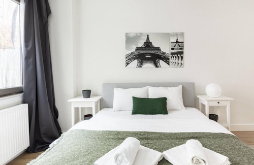 Macka Apartment | Sleek and Central Flat with Backyard in Besiktas
