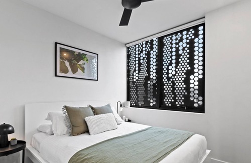 Cremorne Apartment | Sleek and Convenient - Close to MCG & Swan St