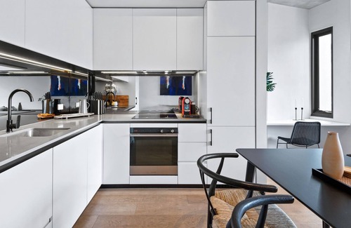 Cremorne Apartment | Sleek and Convenient - Close to MCG & Swan St