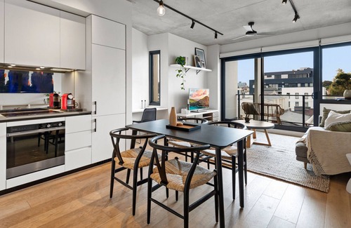 Cremorne Apartment | Sleek and Convenient - Close to MCG & Swan St