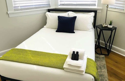 Evanston Apartment | Sleek and cozy 1BR Apartment