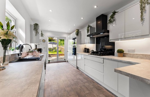 Bedminster House | Sleek and Stylish Bristol Abode - Sleeps 5