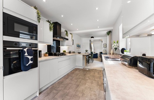 Bedminster House | Sleek and Stylish Bristol Abode - Sleeps 5