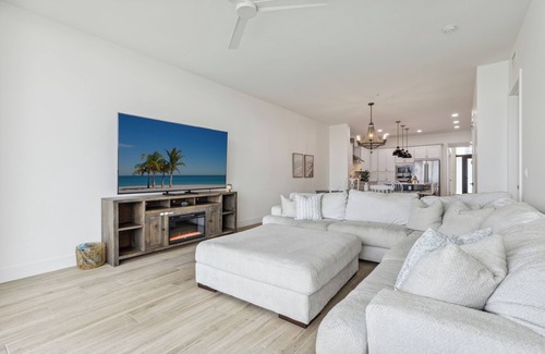 Melbourne Beach Condo | Sleek Coastal Condo with Stunning Riverfront Views and Luxury Amenities